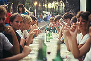 Cap Ferret 1982: 7 von 10 an diesem Tisch rauchen gerade :-) (©Foto: Martin Schmitz)